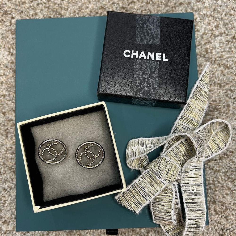 EUC Vintage Chanel Logo Gold Earrings - Picture 8 of 8
